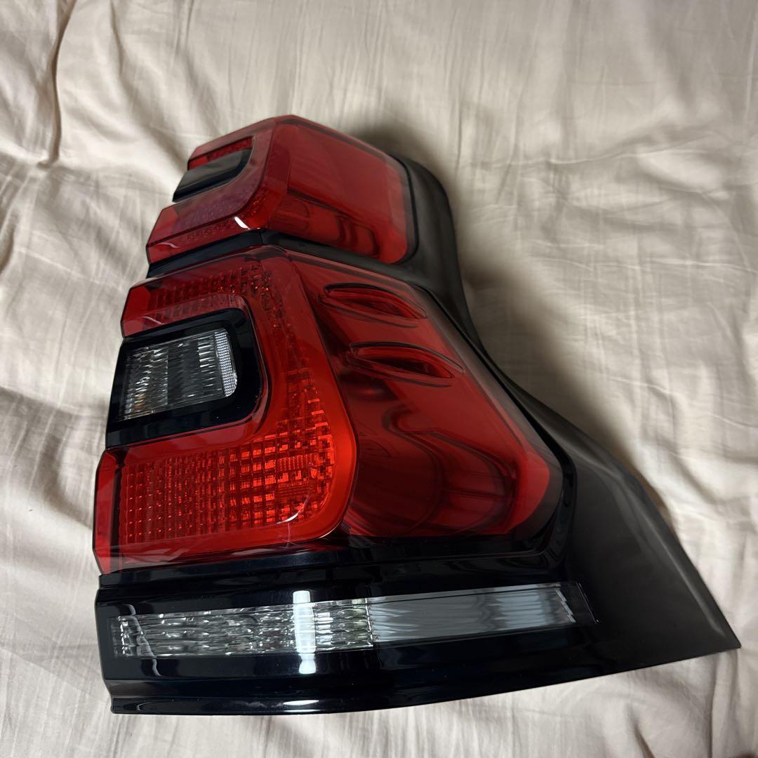 トヨタ ランドクルーザープラド 150プラド 後期純正テールランプTRJ150W