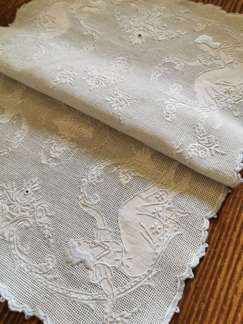 アンティーク アペンツェル刺繍 二重スカラップリネンクロス 四