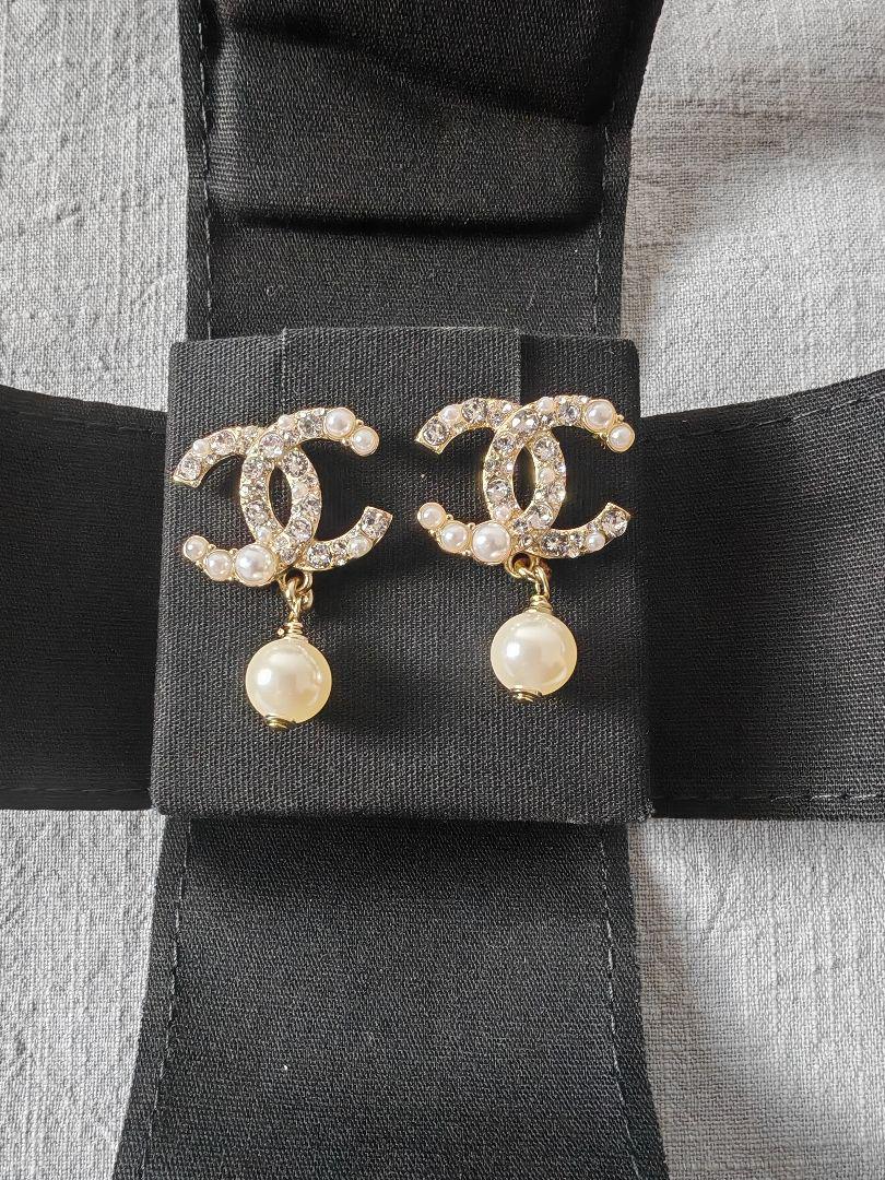 CHANEL ロゴ パール & ストラス ピアスAB5737 大人気【CHANEL】 CCロゴ パール & ストラス ピアス (CHANEL