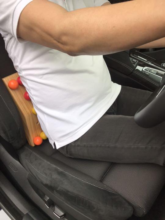 腰マッサージ器ツボ押し