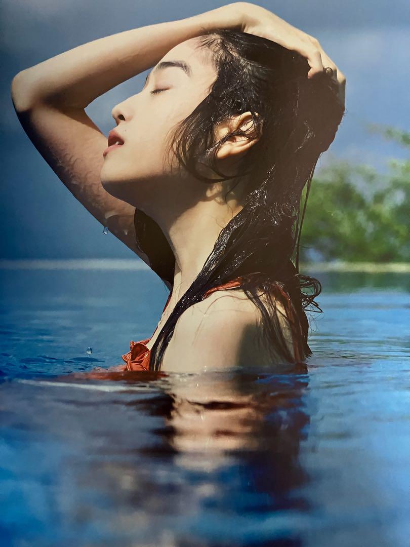 高橋ひかる ファースト写真集 WATERFALL 初版 帯付き - メルカリ