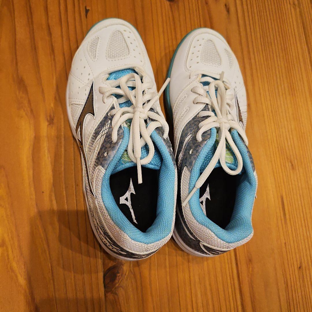 【美品】Mizuno バドミントンシューズ ホワイト/ブルー Mizuno バドミントンシューズ ホワイト/ブルー23.0cm - メルカリ