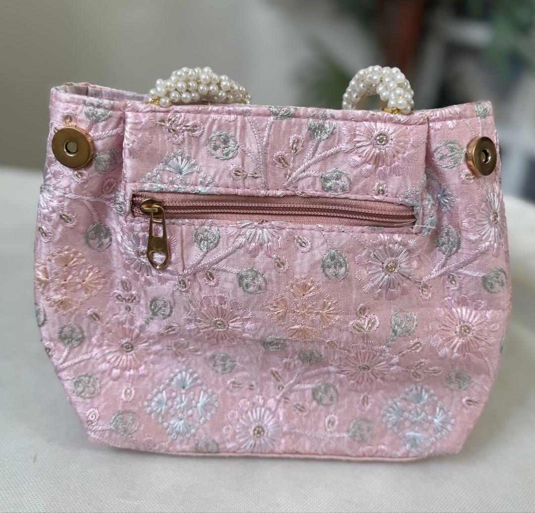 ピンク サテン クラッチバッグ 花柄刺繍 新品】花柄刺繍 ピンク クラッチバッグ - メルカリ