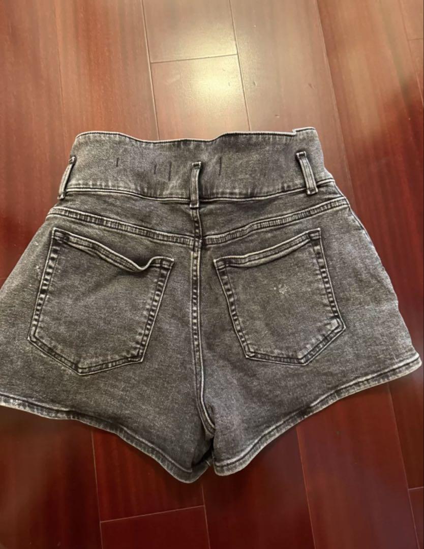 グレーのハイウエストデニムショートパンツ