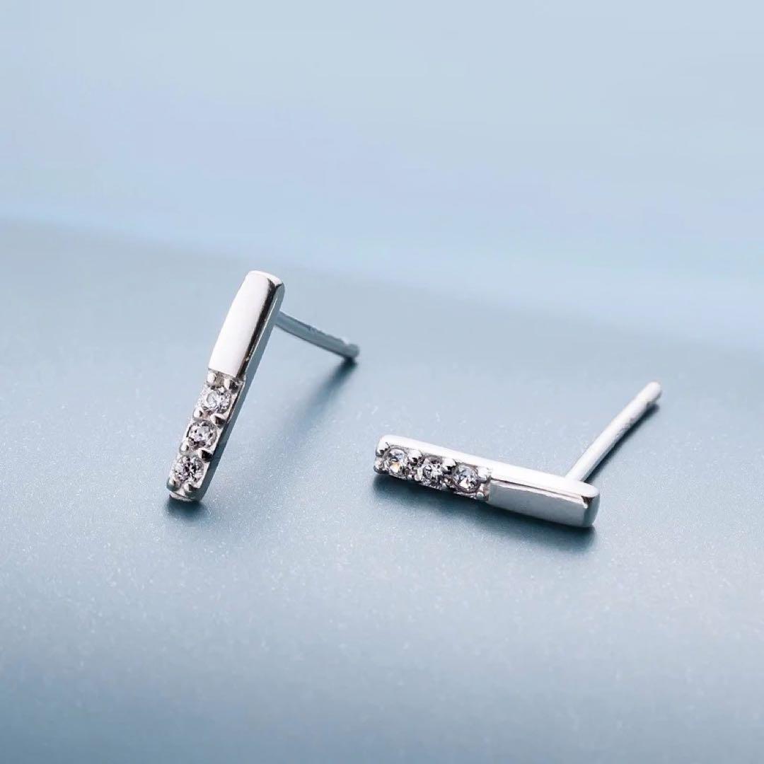 417Fi【高品質】石3粒付スティックピアス　SV　小粒ダイヤ　シンプル　高見え