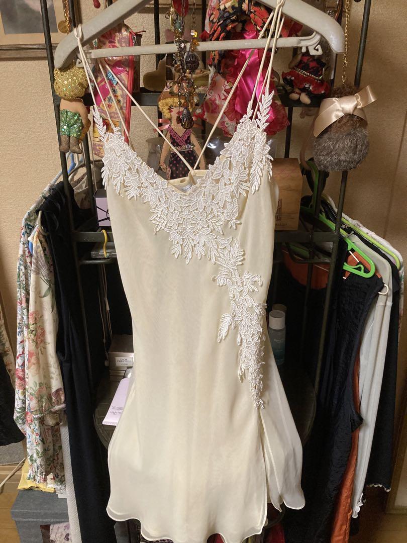 ペルラオーバーシャツとオマケはスリップFLORA NIKROOZ、ネックレス3点