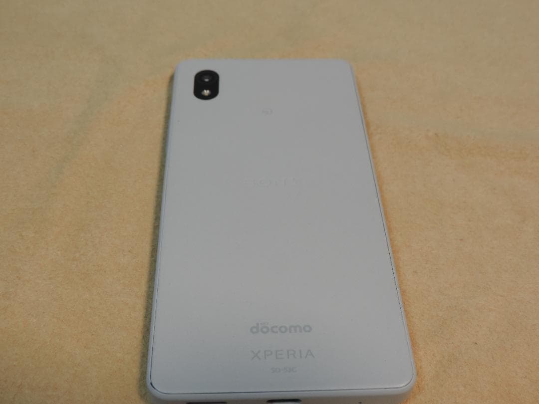 docomo XPERIA ホワイト　SO-53C　ガラスフィルム1枚おまけ