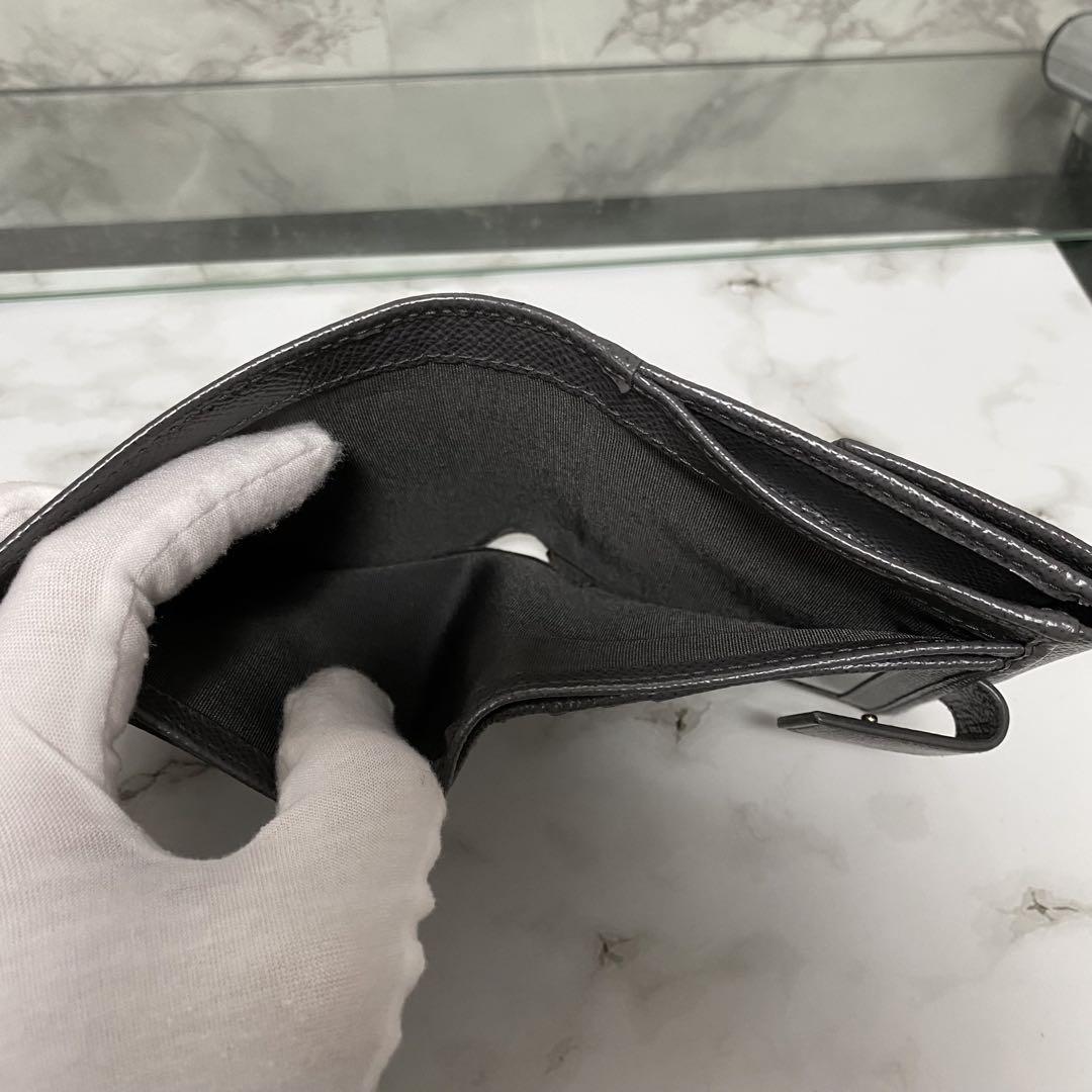 美品 内側未使用 サルヴァトーレフェラガモ 二つ折り財布 グレー ゴールド
