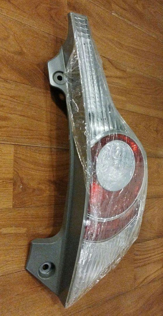 未使用 TOYOTA アクア 社外 テールランプ R（右） HLL01-6543