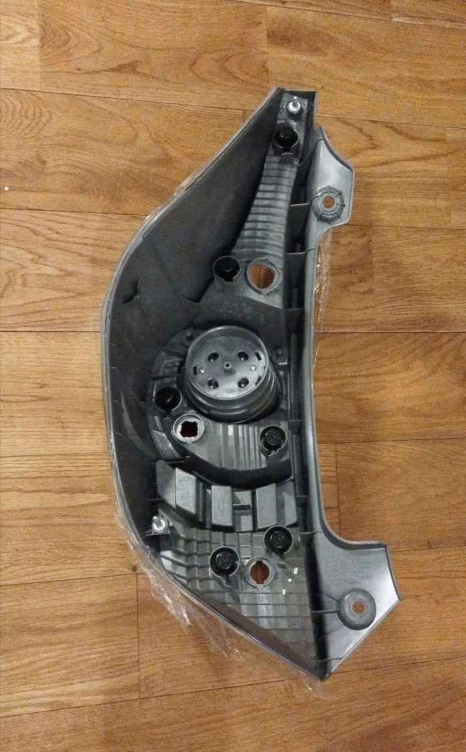 未使用 TOYOTA アクア 社外 テールランプ R（右） HLL01-6543