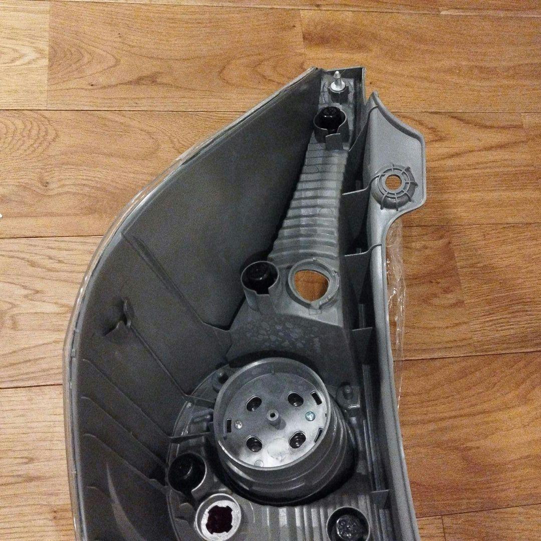未使用 TOYOTA アクア 社外 テールランプ R（右） HLL01-6543
