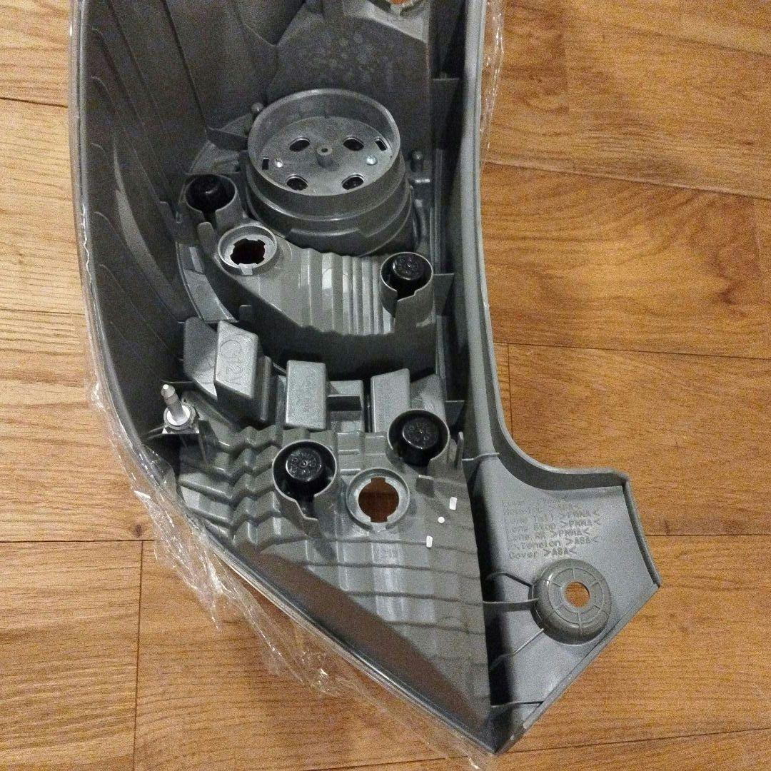 未使用 TOYOTA アクア 社外 テールランプ R（右） HLL01-6543