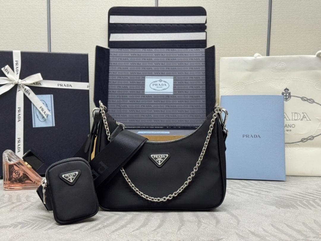 PRADAブラックショルダーバッグ