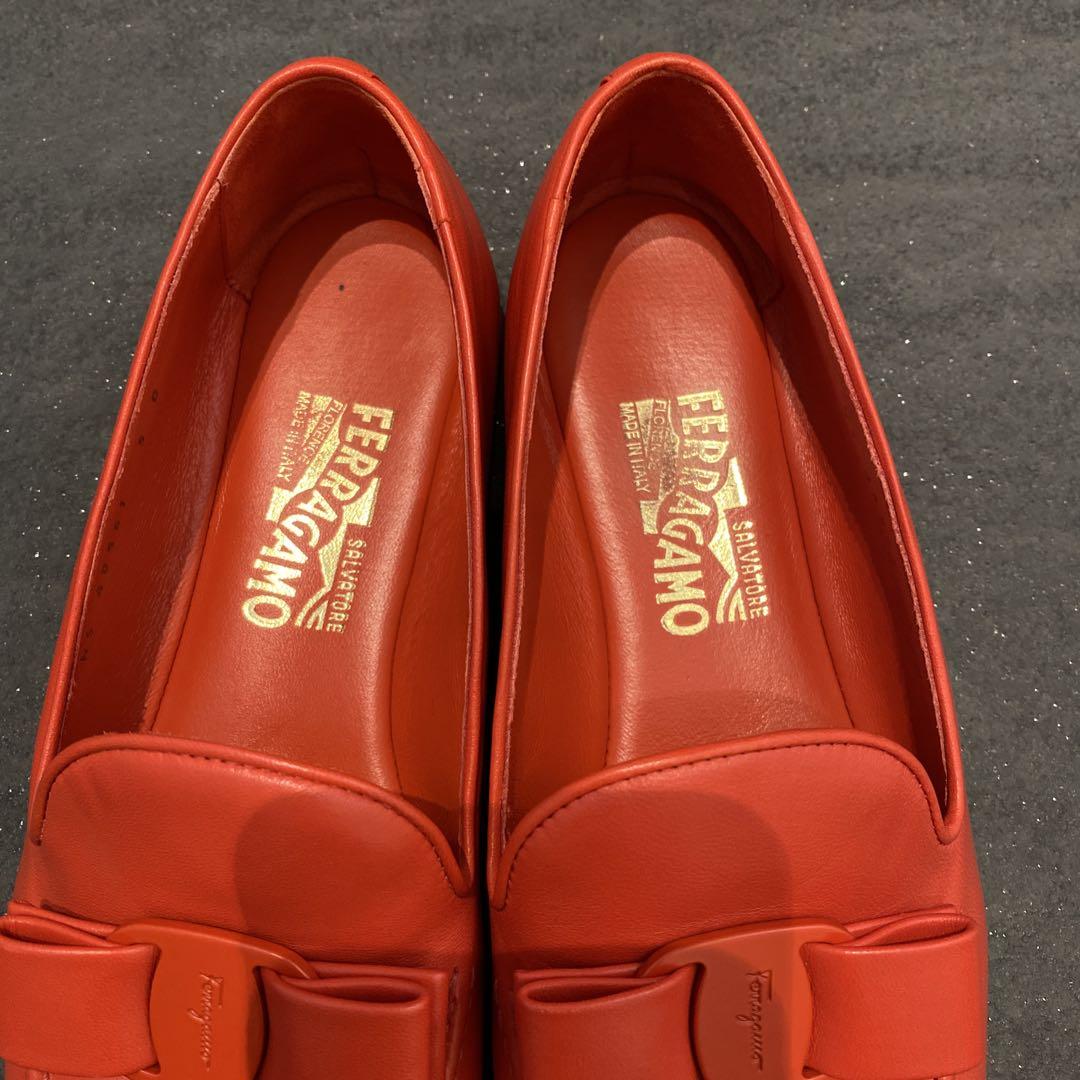 Salvatore Ferragamo 赤いレザーシューズ Ferragamo 赤 レザー ローファー - メルカリ