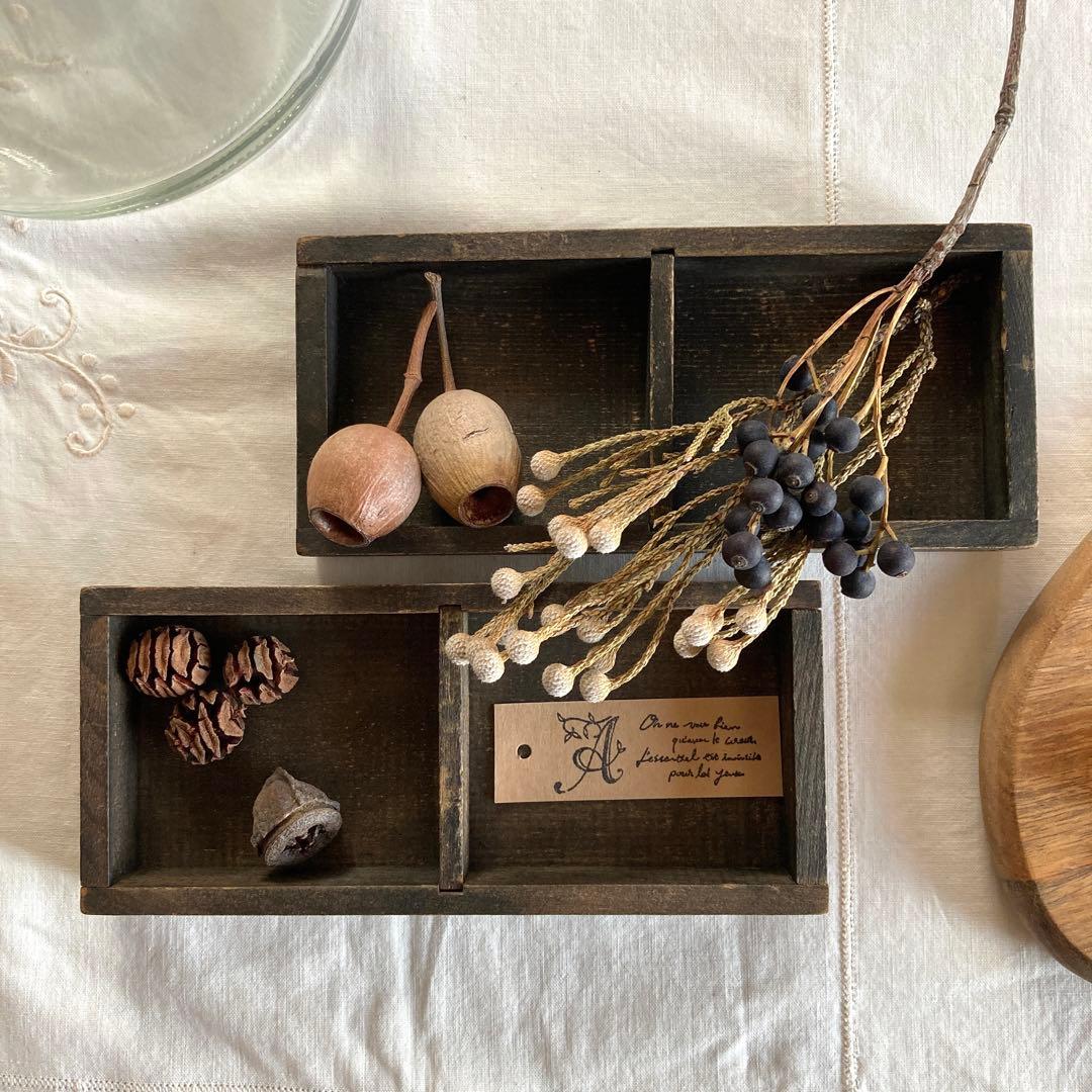 小さな古い木箱2個と木の実のセット　アンティーク木箱　文選箱 小さな古い木箱2個と木の実のセット アンティーク木箱 文選箱