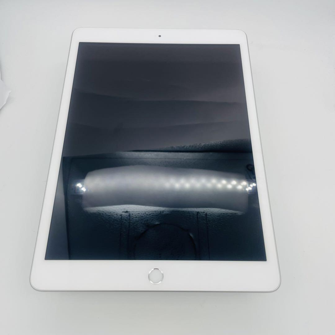 B iPad 8 第8世代 32 GB Wi-Fi Silver 本体