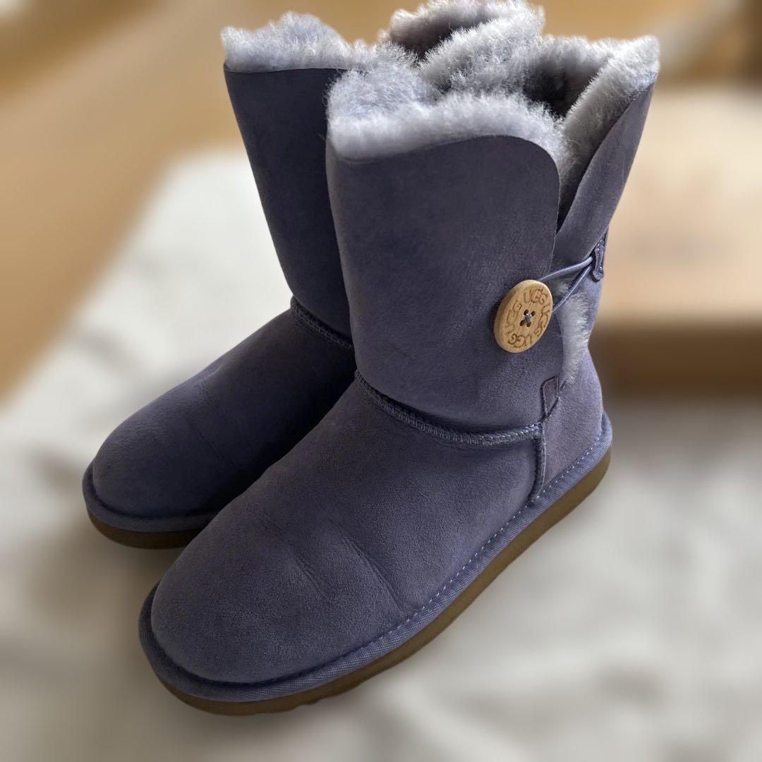 UGG パープル ボタン付き ムートンブーツ 美品 UGG パープル ボタン付き ムートンブーツ - メルカリ