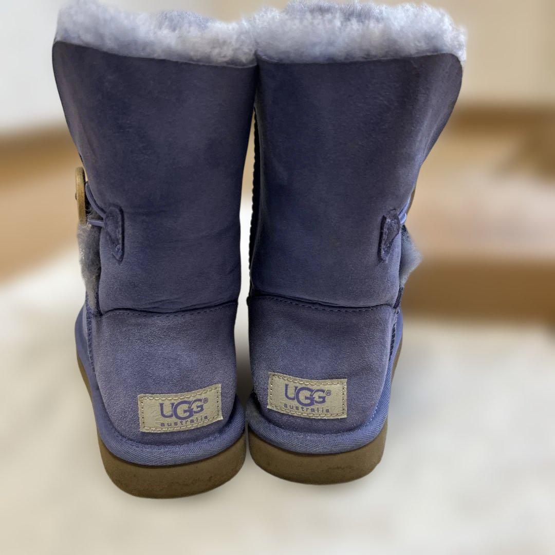 UGG パープル ボタン付き ムートンブーツ 美品 UGG パープル ボタン付き ムートンブーツ - メルカリ
