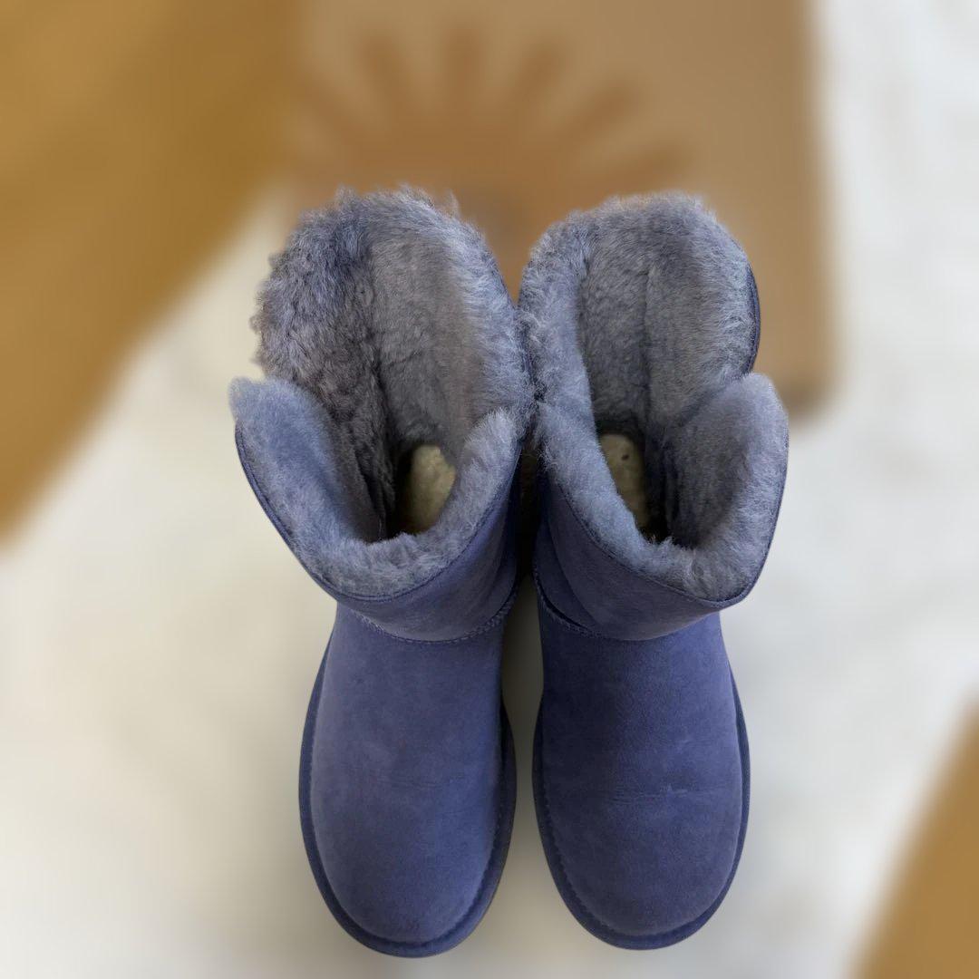 UGG パープル ボタン付き ムートンブーツ 美品 UGG パープル ボタン付き ムートンブーツ - メルカリ