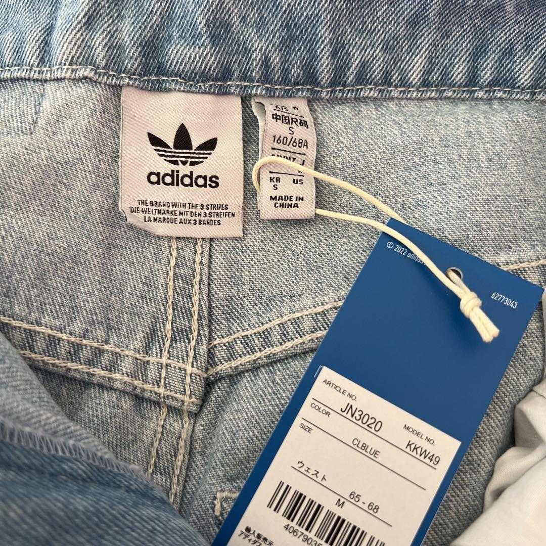 adidas（アディダス）の「デニム ラインストーン パンツ