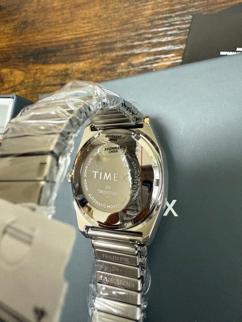 Timex REISSUE 1983 E-lineのターコイズブルーダイヤル