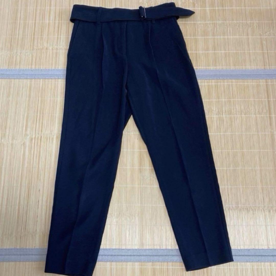 プラステ バックサテンストレッチ太ベルト付きテーパードパンツ