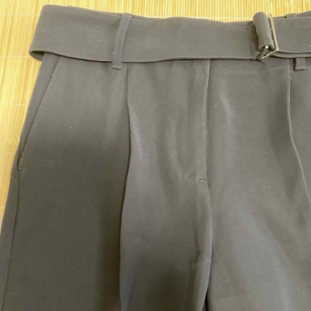 プラステ バックサテンストレッチ太ベルト付きテーパードパンツ