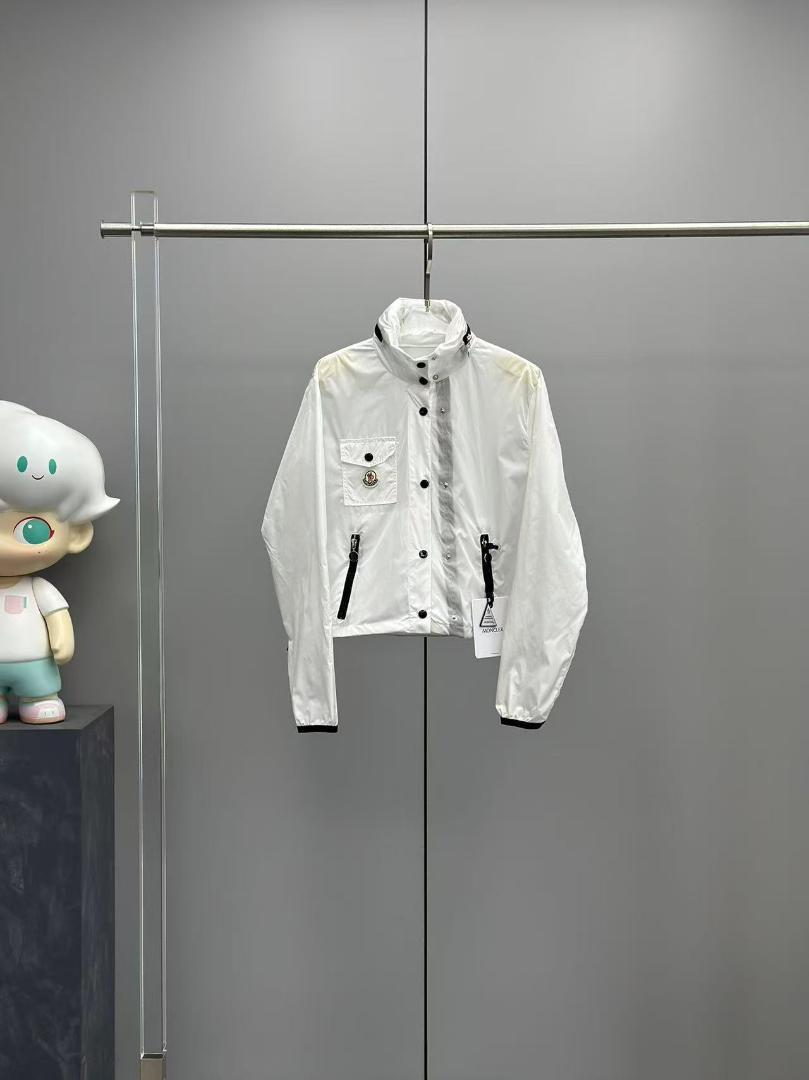 美品 モンクレール MONCLERの日焼け止めコートHF