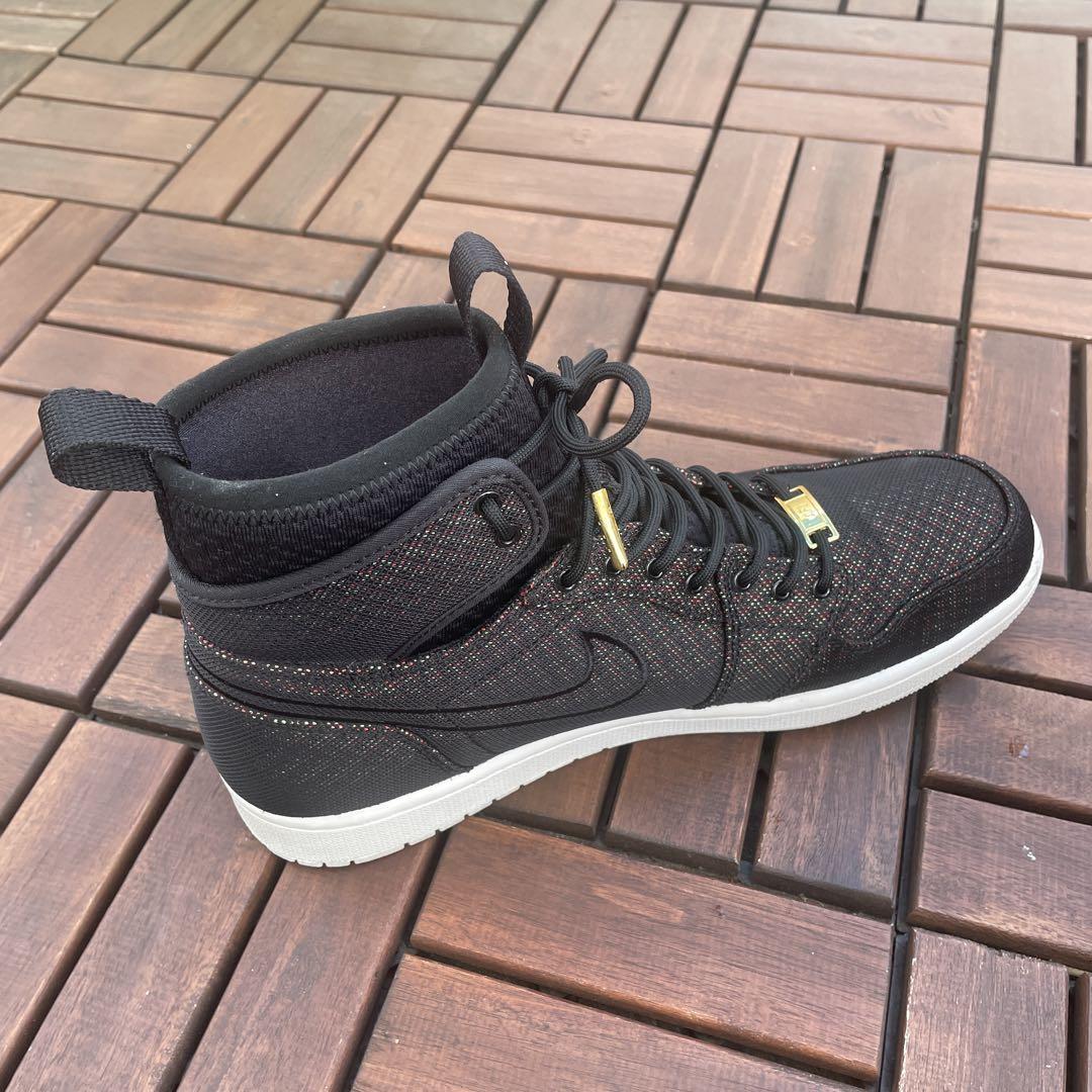 NIKE】 ブラックメッシュ ハイカットスニーカー ゴールドアクセント