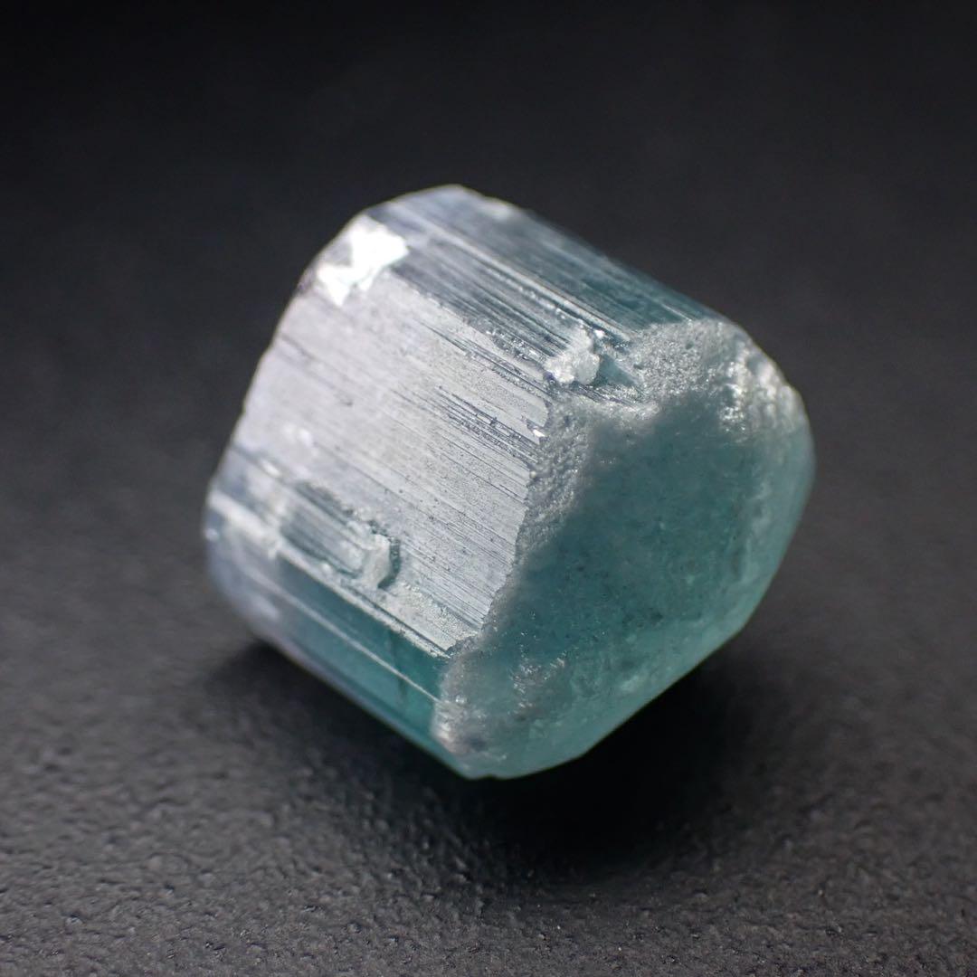 【42Ct】アフガニスタン産 グリーンキャップ トルマリン マイカ共生 アフガニスタン産のグリーントルマリン結晶とクォーツ標本を含む