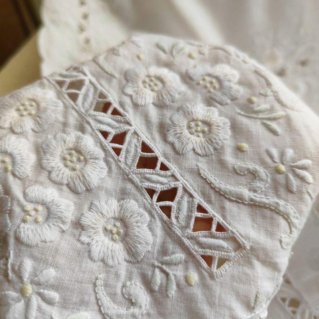 立体フラワーたっぷり 手刺繍×ほんのり色糸 美しいリネンクロス