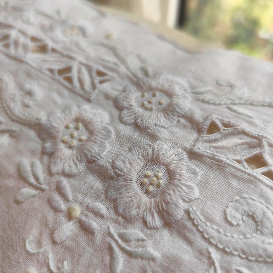 立体フラワーたっぷり 手刺繍×ほんのり色糸 美しいリネンクロス