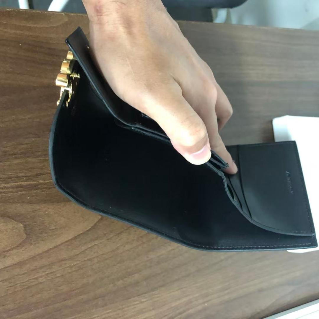 人気モデル✨CELINE ブラック 三つ折り財布 金具ロゴ