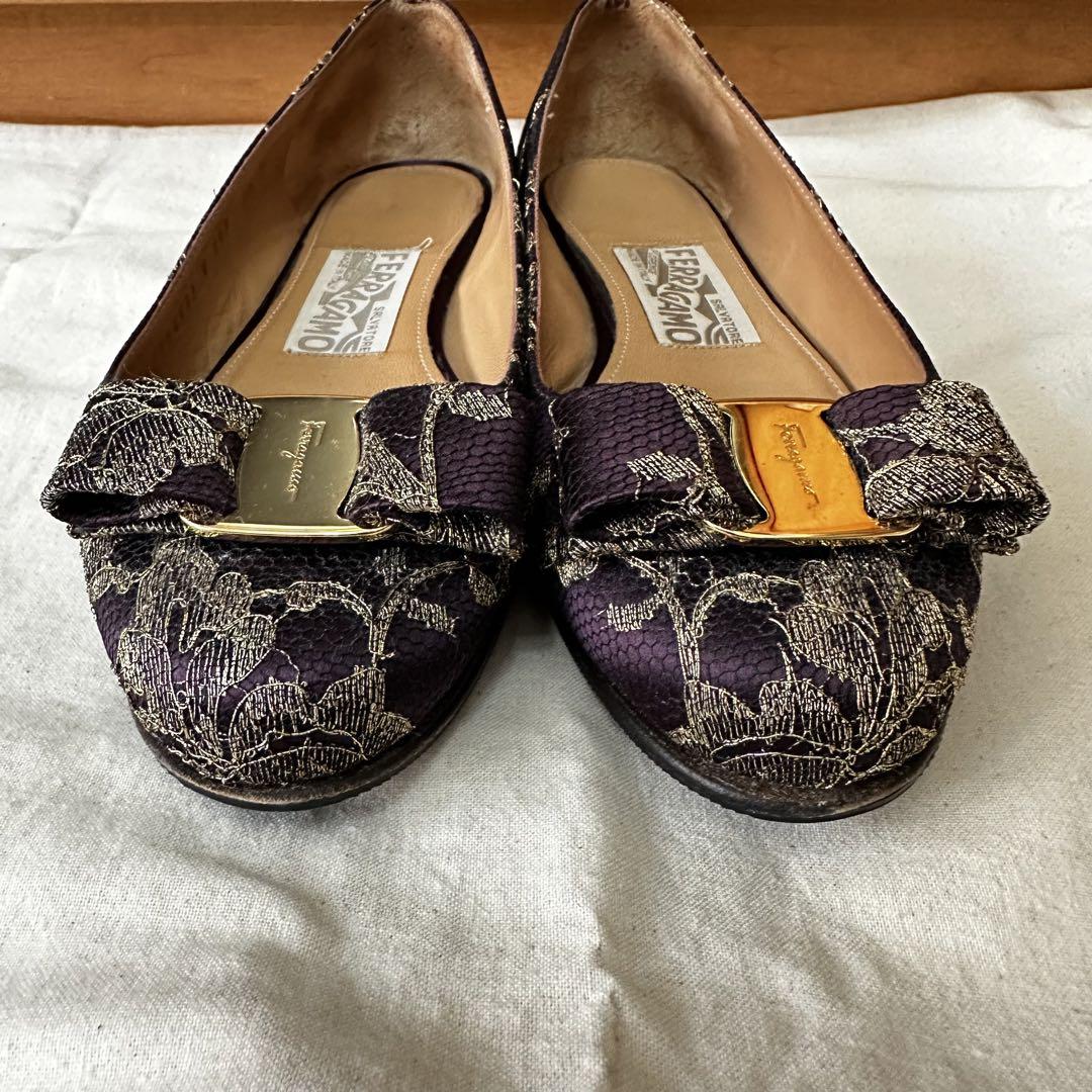 希少 FERRAGAMO ヴァラリボンレースサテンパンプス フラットシューズ