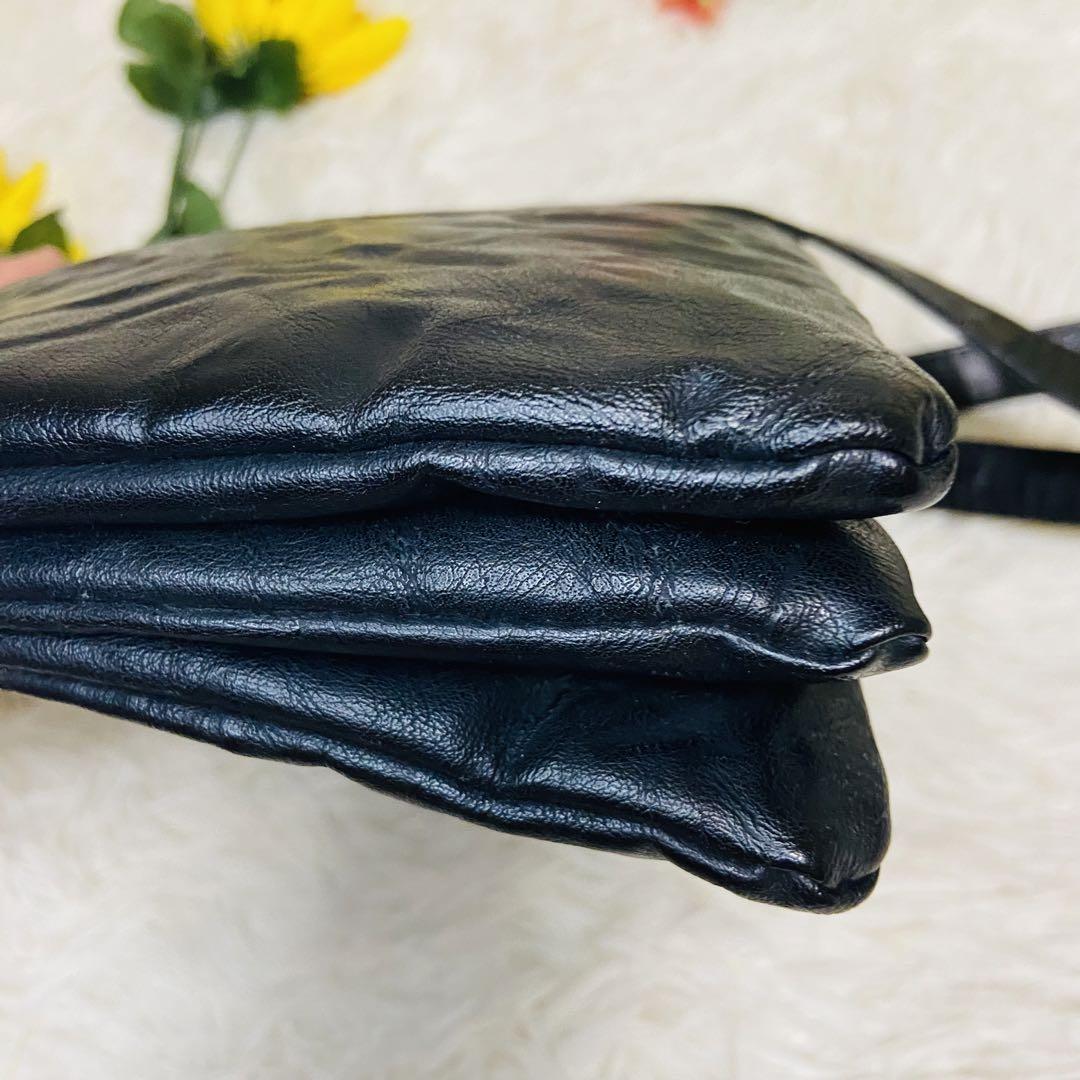 エンボス加工✨ZUCCa✨ズッカ✨ショルダーバッグ✨サコッシュ✨レザー✨ブラック