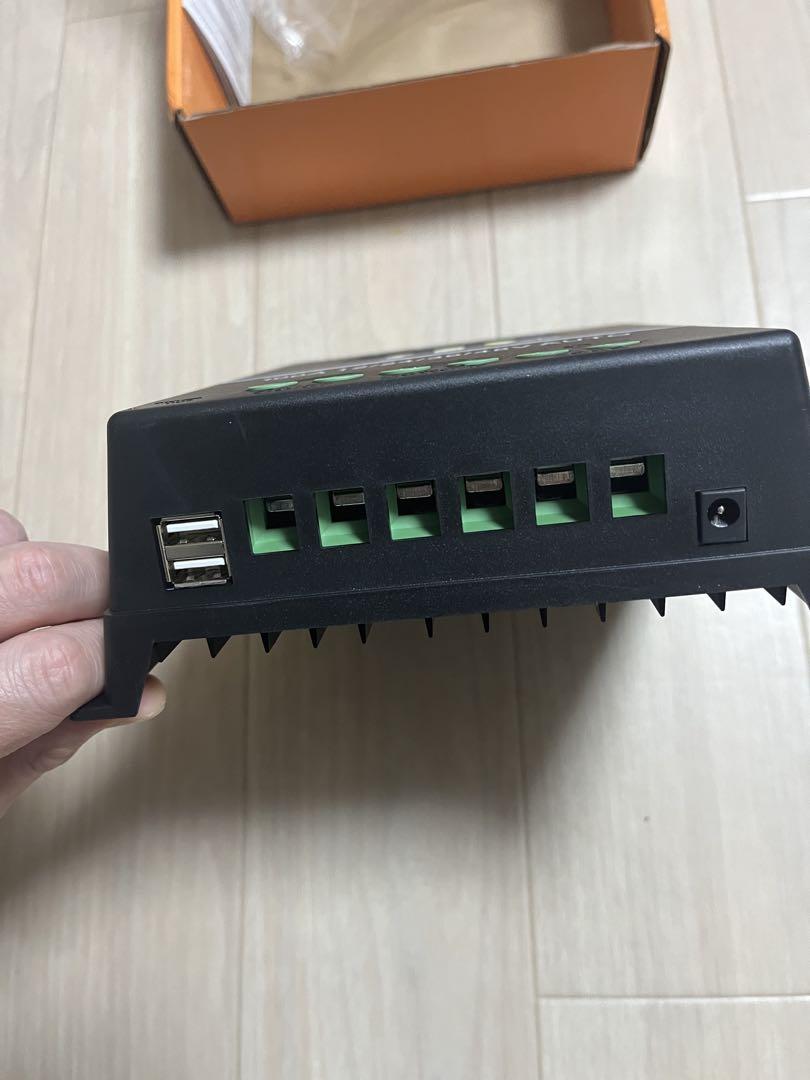 自動管理ソーラーチャー ジコントローラー USB 過負荷保護 MPPT 100A