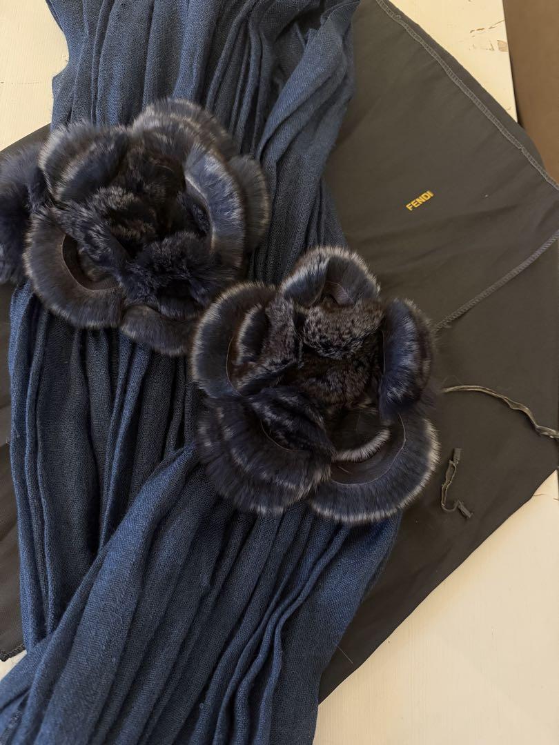 FENDI ダークブルー ファー付きスカーフ FENDI ダークブルー ファー付きスカーフ