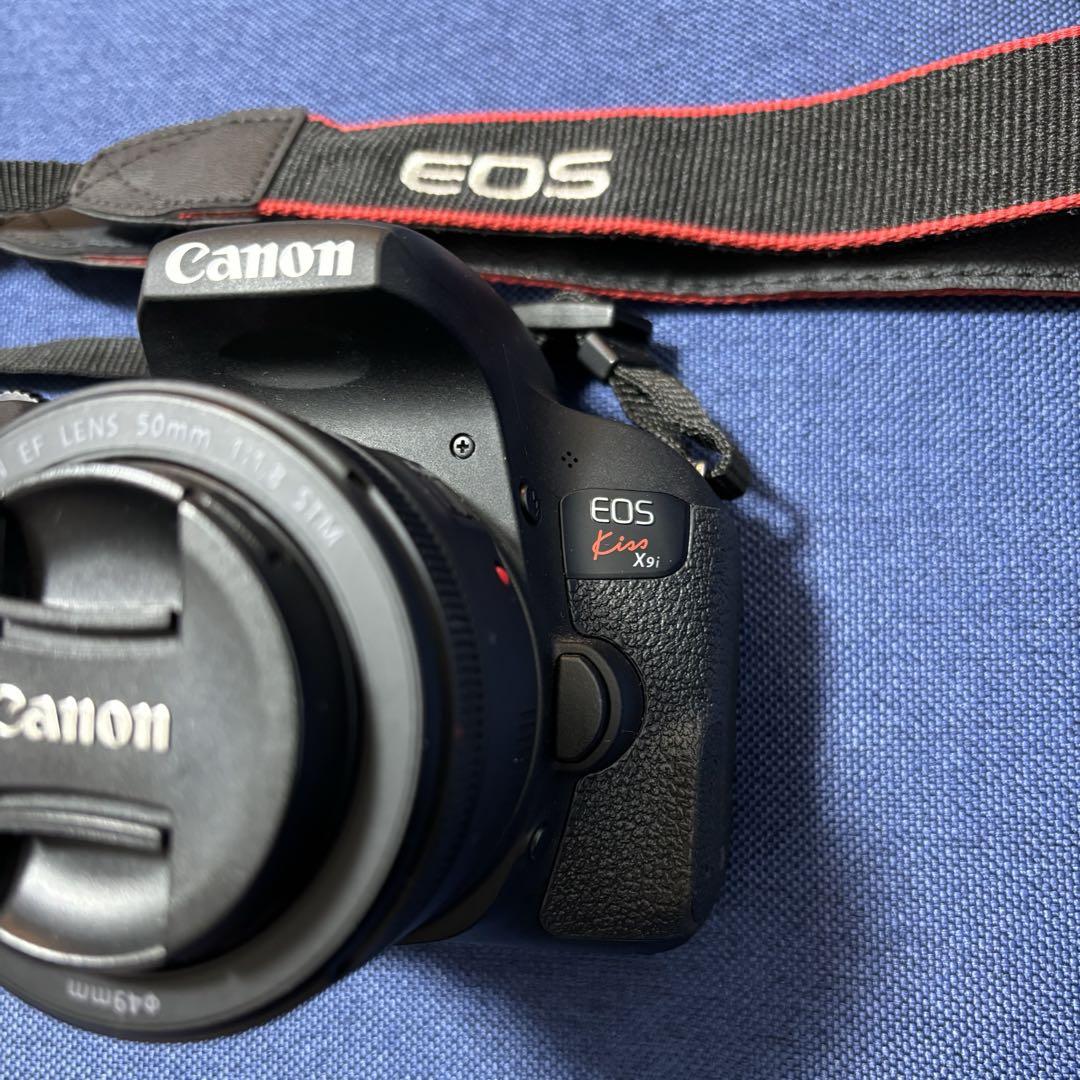 Canon EOS Kiss X9i 本体と50mmレンズ