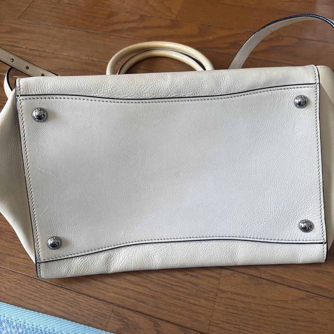 プラダ ホワイト レザーショルダーバッグ プラダ ホワイト レザーショルダーバッグ