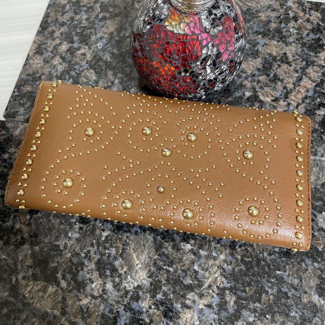 ゴールドスタッズが可愛い!miumiu ミュウミュウ 長財布 ブラウンウォレット 美品 miumiu ミュウミュウ スタッズ レザー ウォレット 長財布