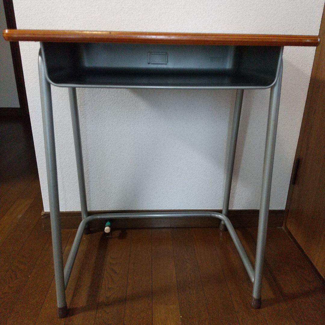 ノスタルジー溢れる学校の机・椅子のセット ノスタルジー溢れる学校の机・椅子のセット