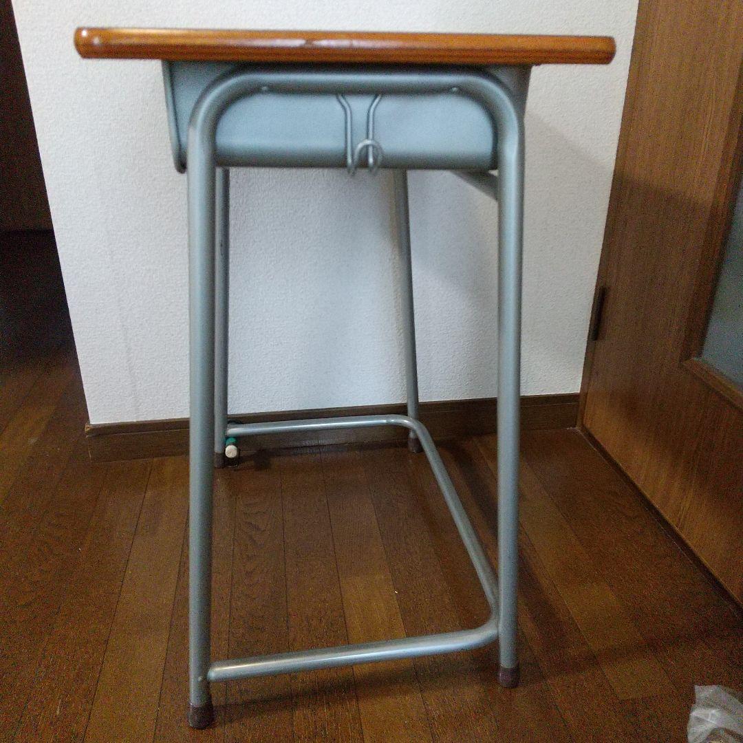 ノスタルジー溢れる学校の机・椅子のセット ノスタルジー溢れる学校の机・椅子のセット