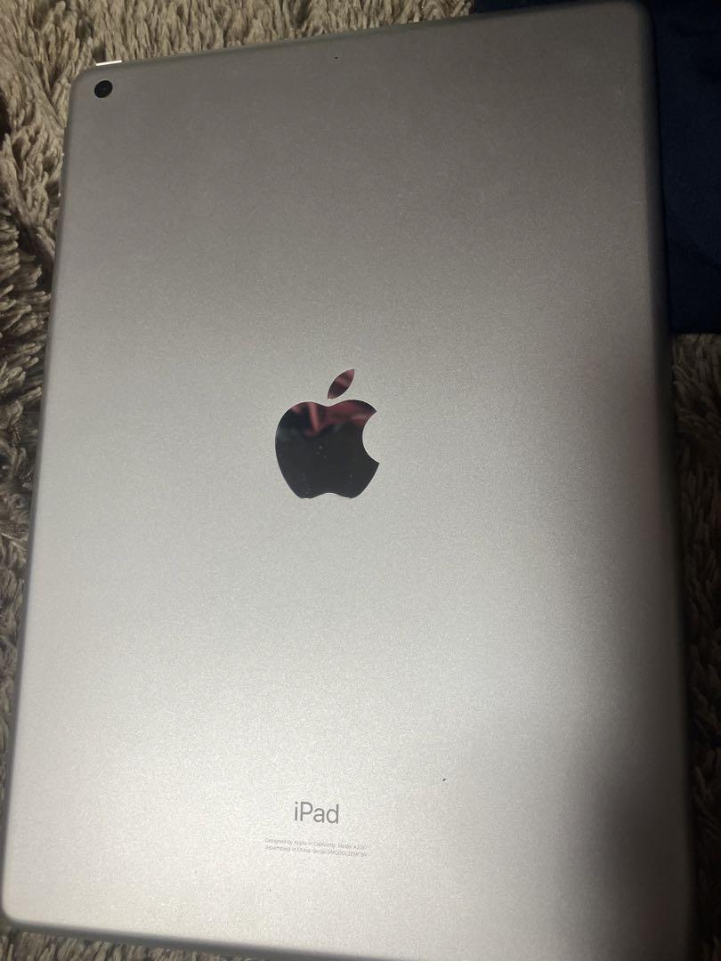 Apple iPad 10.2インチ シルバー ケース付き Apple iPad 10.2インチ シルバー ケース付き