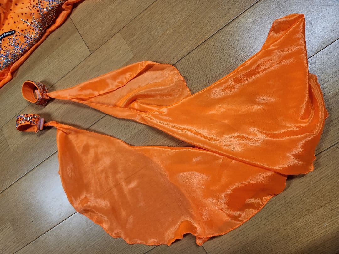 チョイ訳あり蛍光オレンジ色ドレス