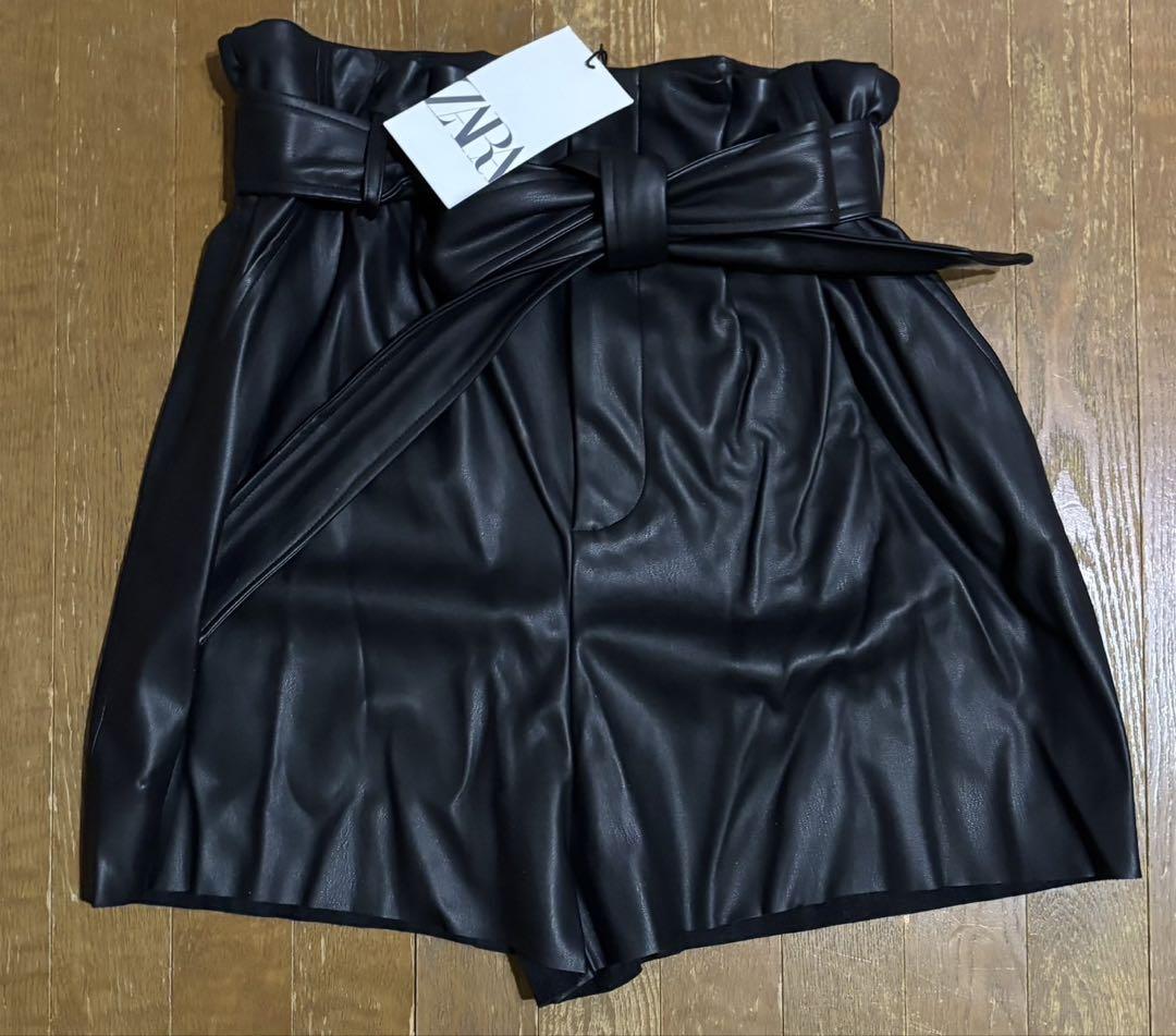 ZARA フェイスレザー ショートパンツ