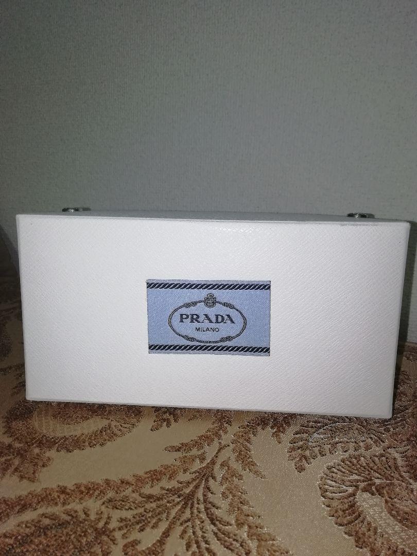 PRADA箱のみリボン付き