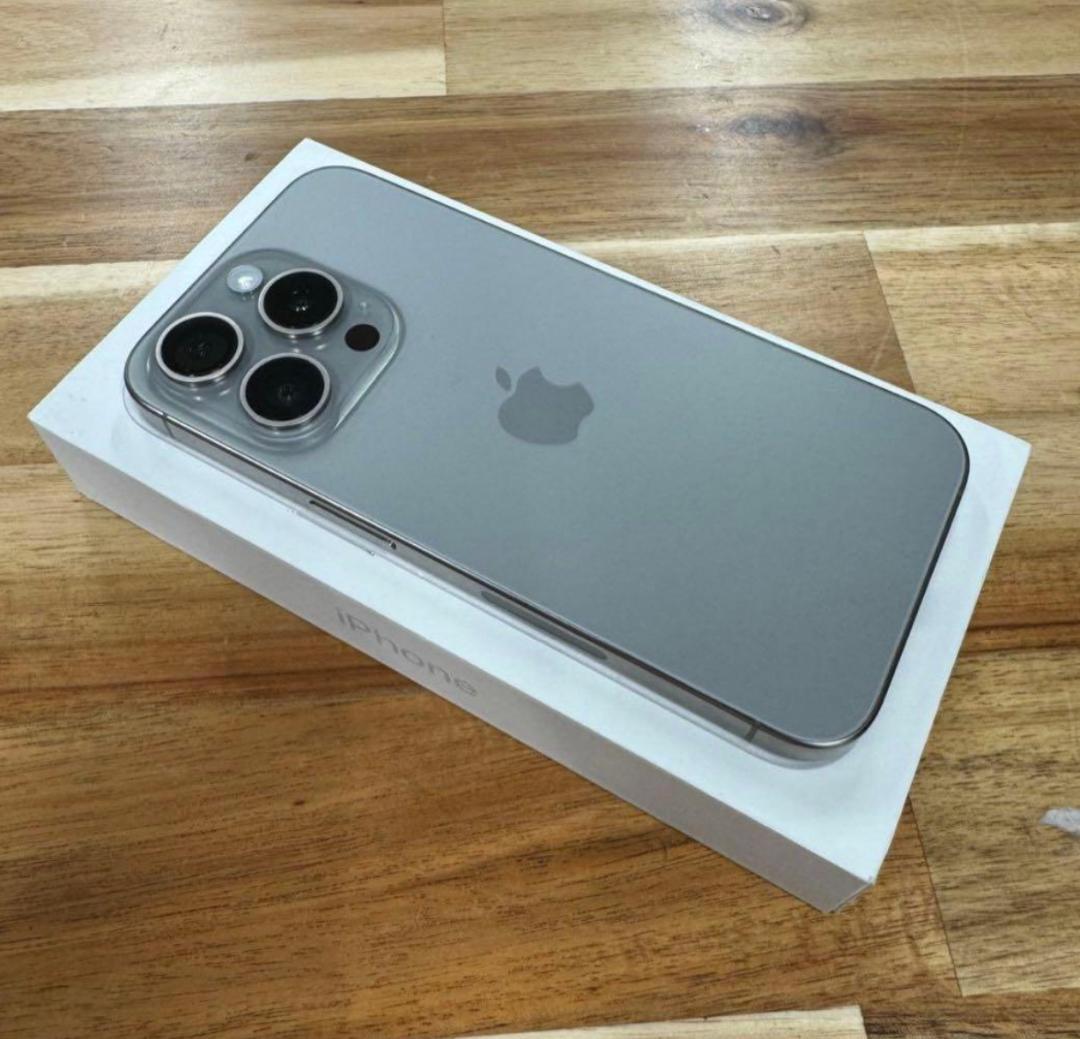 美品　iPhone 15 Pro 256gb 純正バッテリー93%