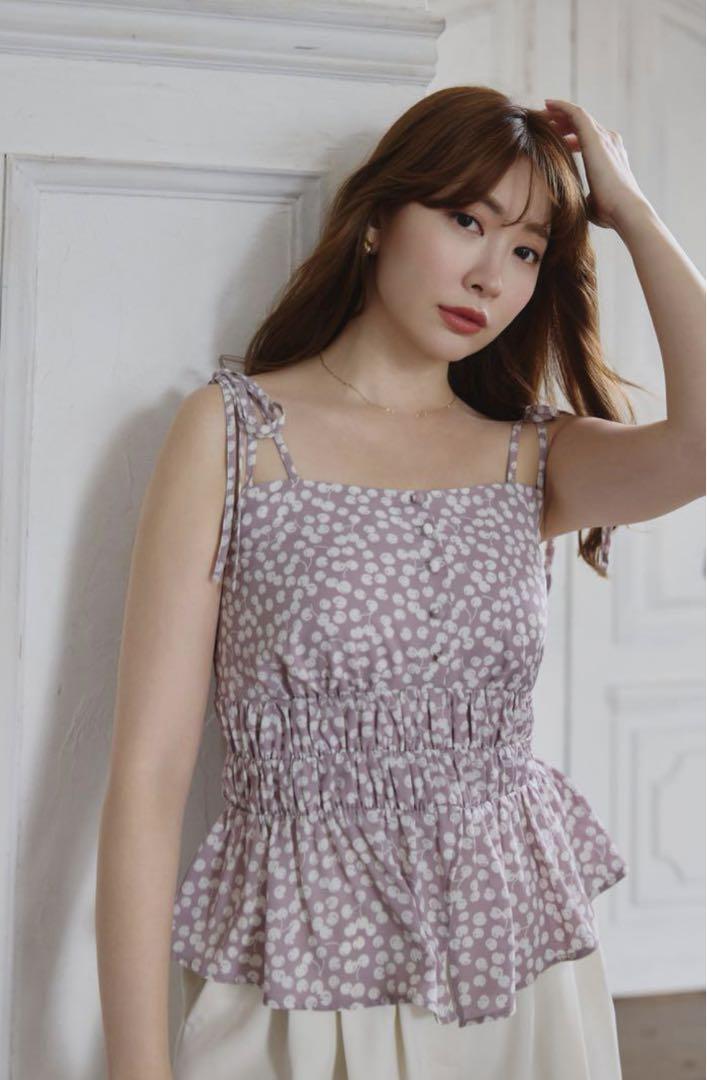 her lip to cherry pattern strap top