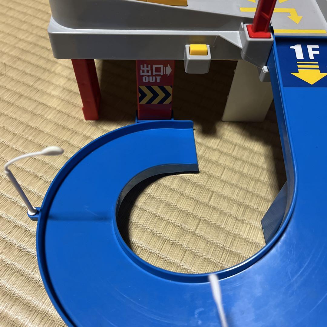 トミカ　かんたん連結！たのしいトラーラーステーション