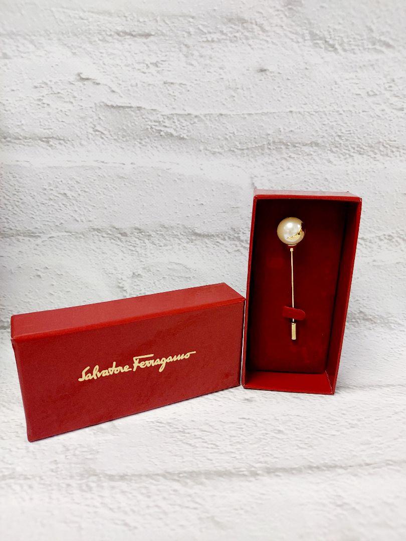 Ferragamo(フェラガモ)  パール ブローチ ピンブローチ SH672